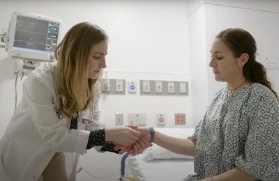 Кодирование Аквилонг в Одинцово Врач держит пациентку за руку