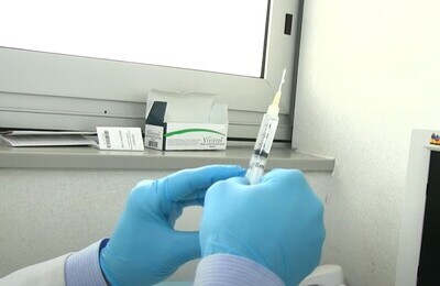 Проведение кодирования Вивитролом в Одинцово Шприц с Вивитролом в руках у врача